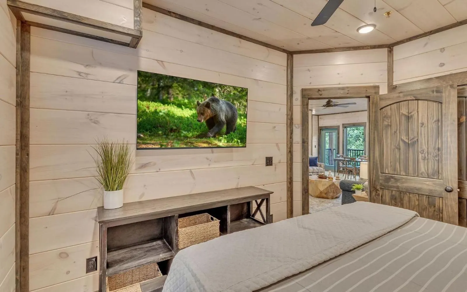Friendly Bear Plunge Villa *