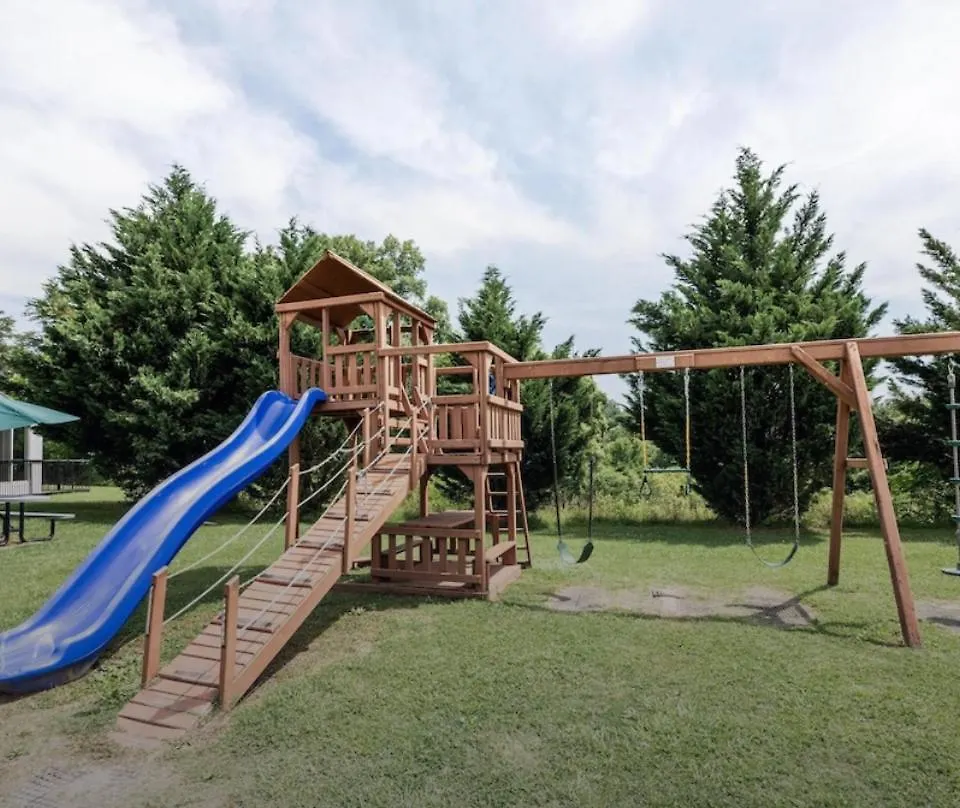 Main Level 1 Bedroom Condo- Mountain View *