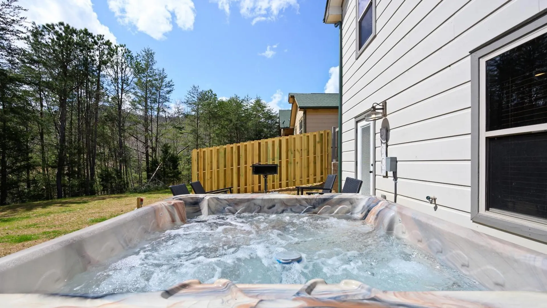 Luxury 3-br Minutes From Parkway With Game And Hot Tub *