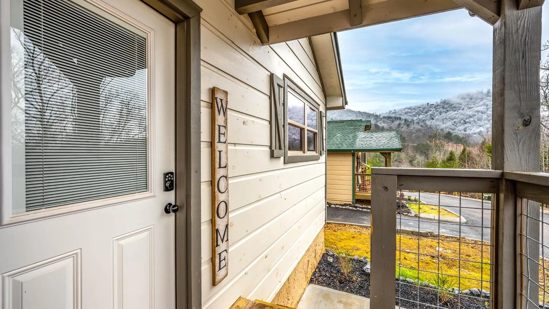 Luxury 3-br Minutes From Parkway With Game And Hot Tub Holiday home *