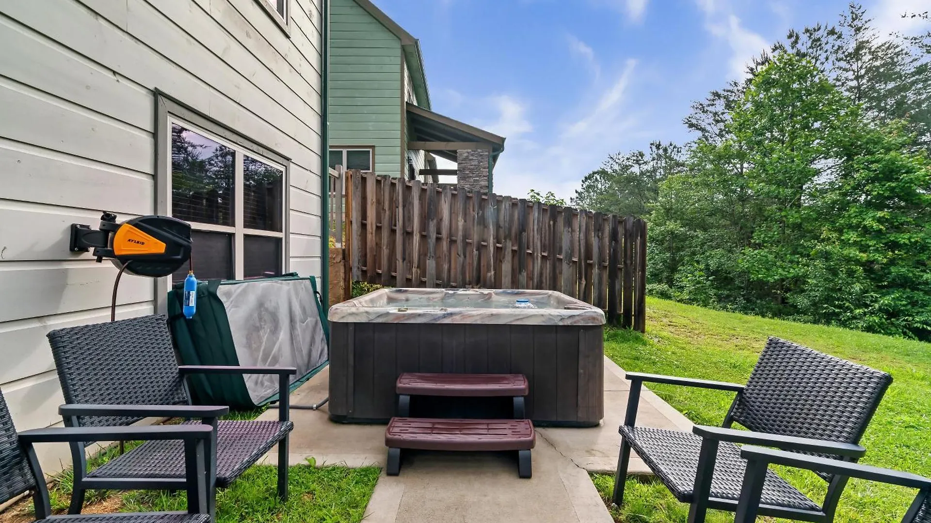 Luxury 3-br Minutes From Parkway With Game And Hot Tub Holiday home