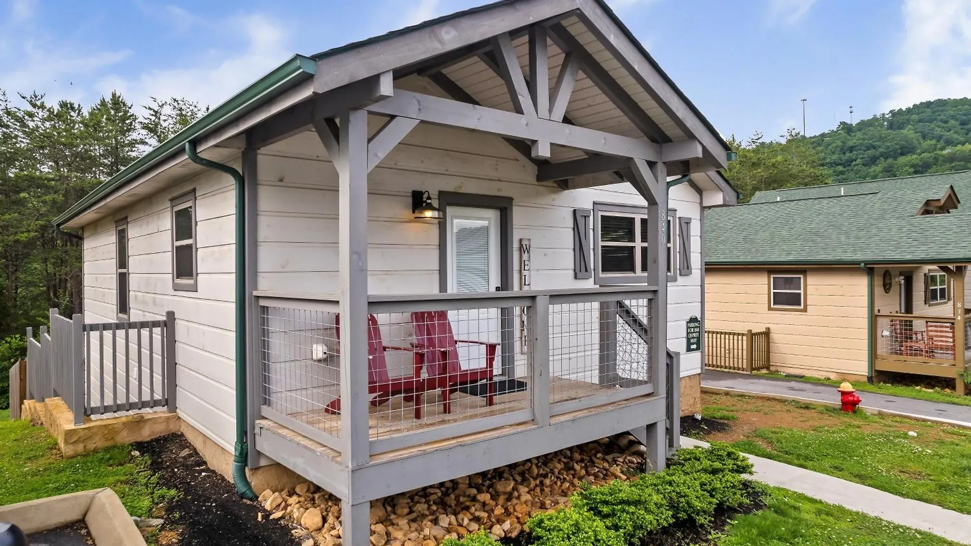 Luxury 3-br Minutes From Parkway With Game And Hot Tub * Pigeon Forge