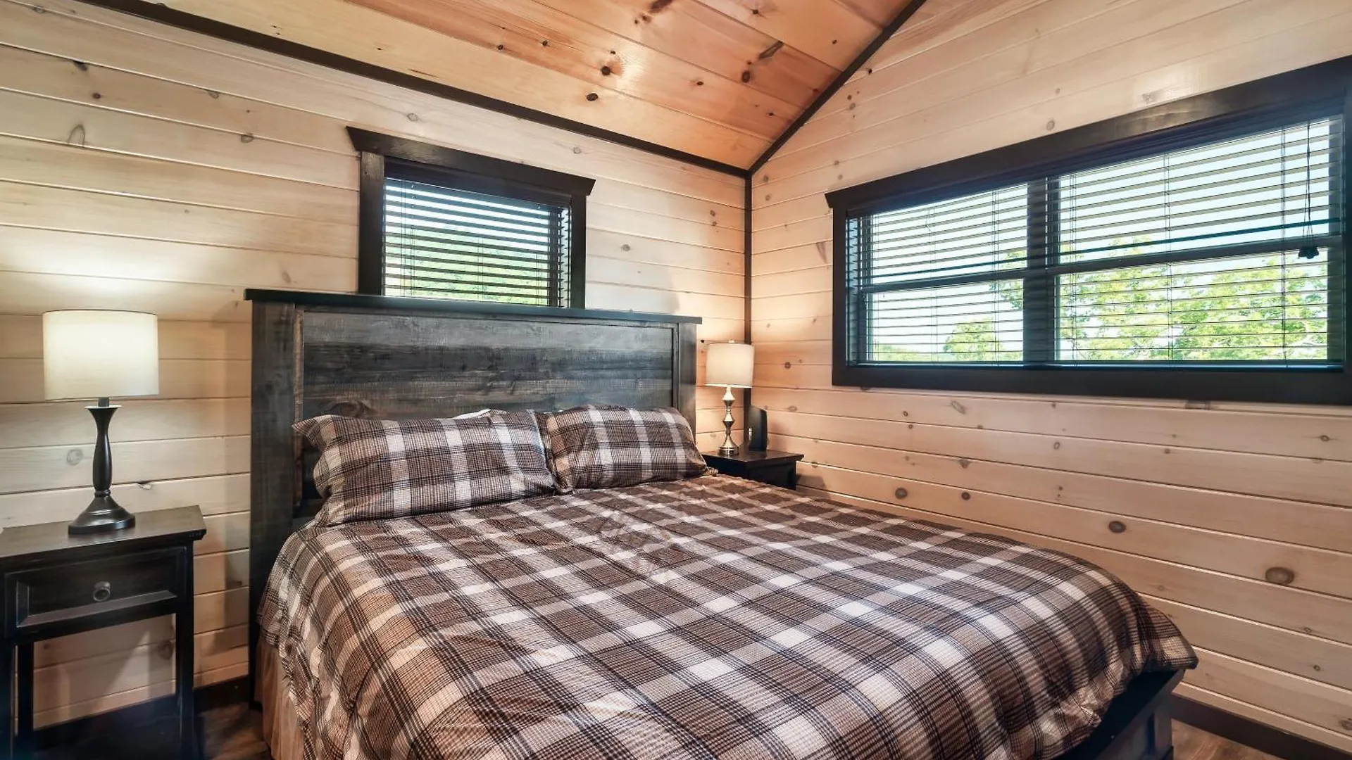 Holiday home Luxury 3-br Minutes From Parkway With Game And Hot Tub Pigeon Forge