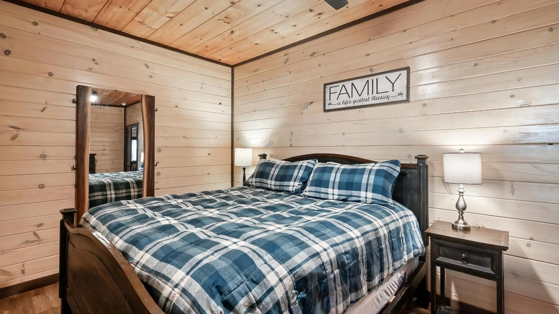 Luxury 3-br Minutes From Parkway With Game And Hot Tub
