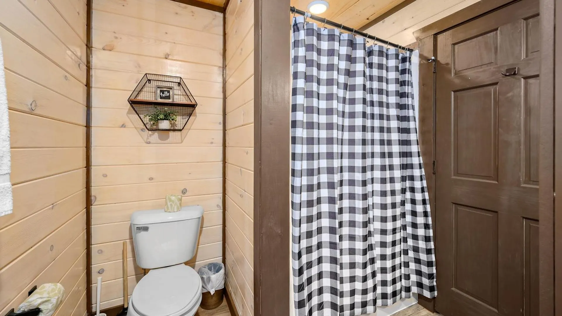 Luxury 3-br Minutes From Parkway With Game And Hot Tub Holiday home *