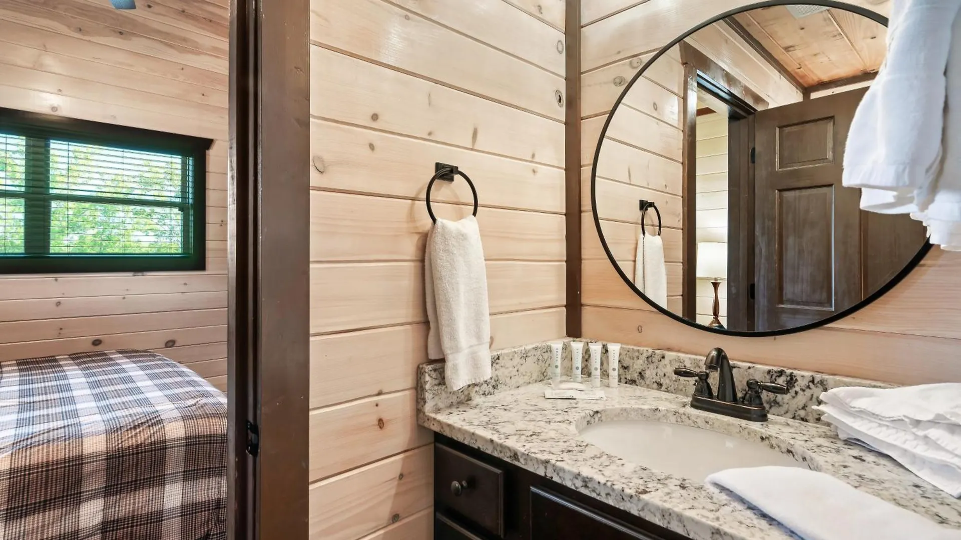 Luxury 3-br Minutes From Parkway With Game And Hot Tub Holiday home Pigeon Forge