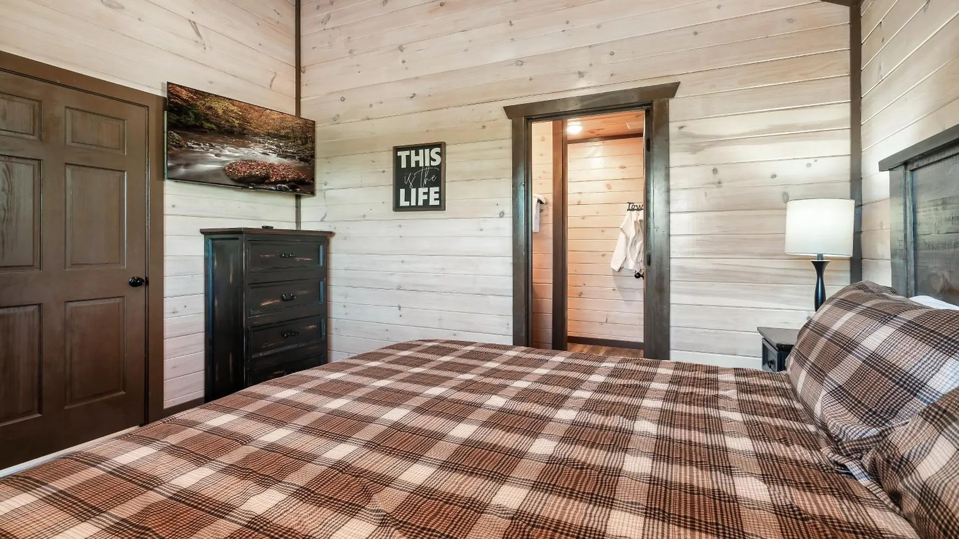Holiday home Luxury 3-br Minutes From Parkway With Game And Hot Tub Pigeon Forge