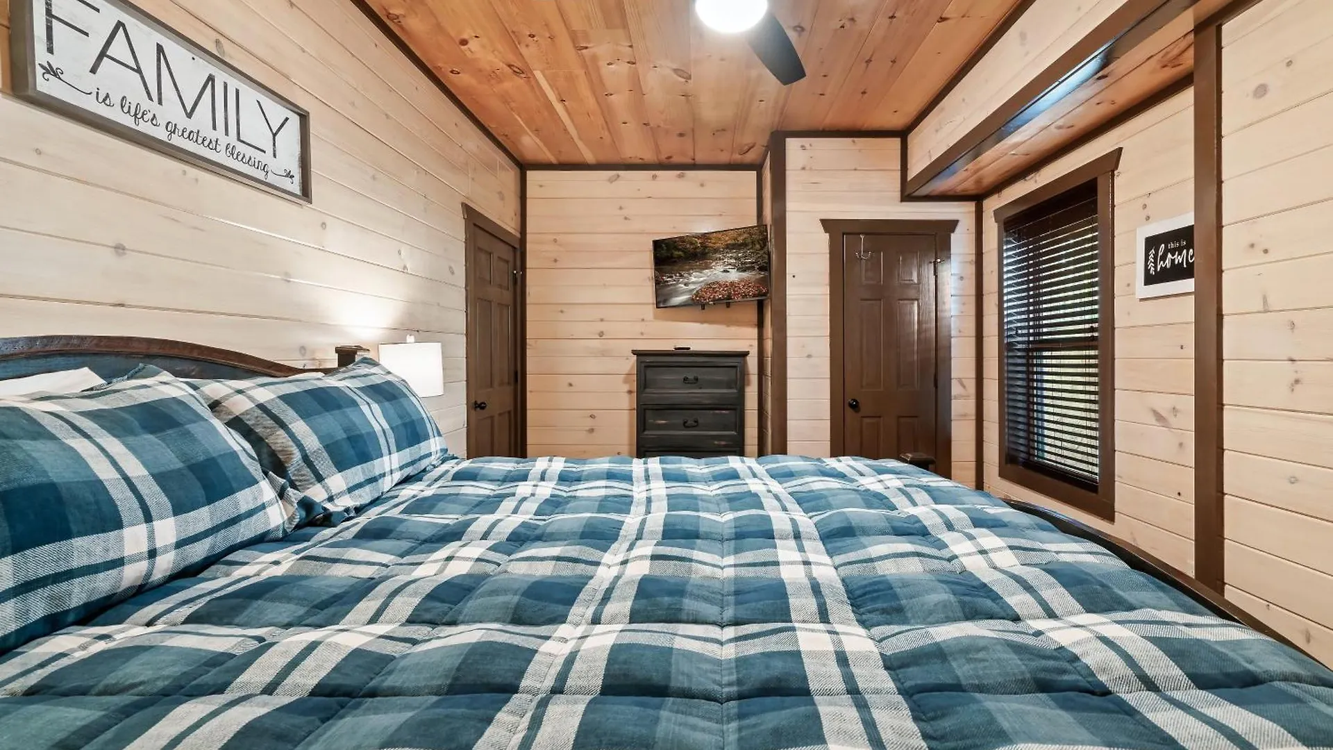 Luxury 3-br Minutes From Parkway With Game And Hot Tub Holiday home