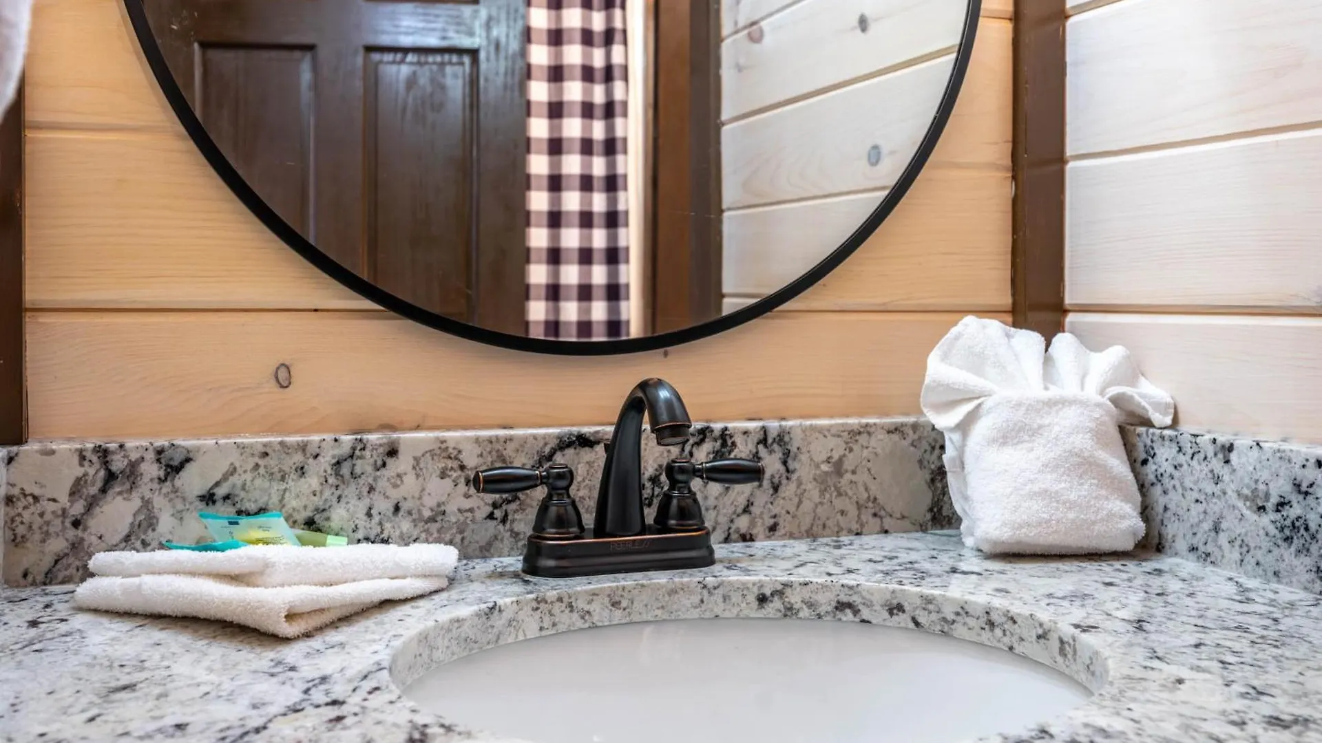 Holiday home Luxury 3-br Minutes From Parkway With Game And Hot Tub Pigeon Forge