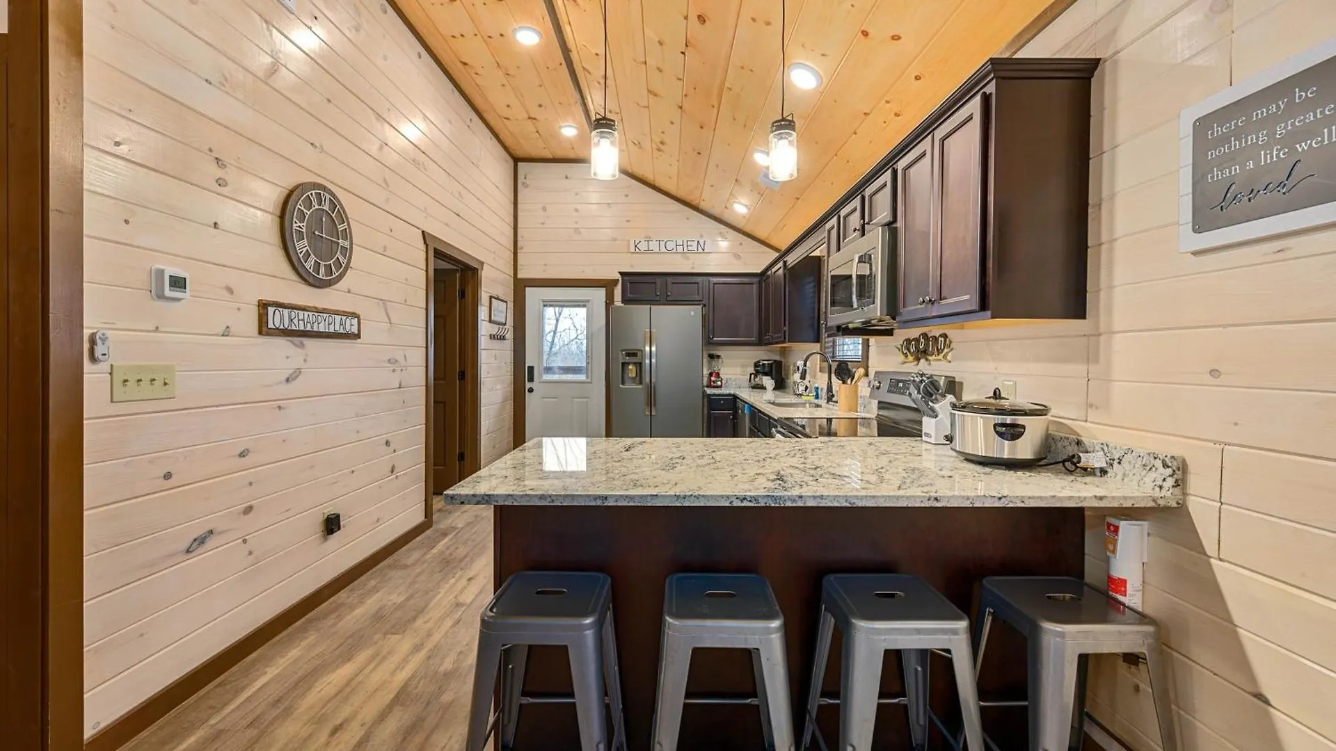 Luxury 3-br Minutes From Parkway With Game And Hot Tub Pigeon Forge