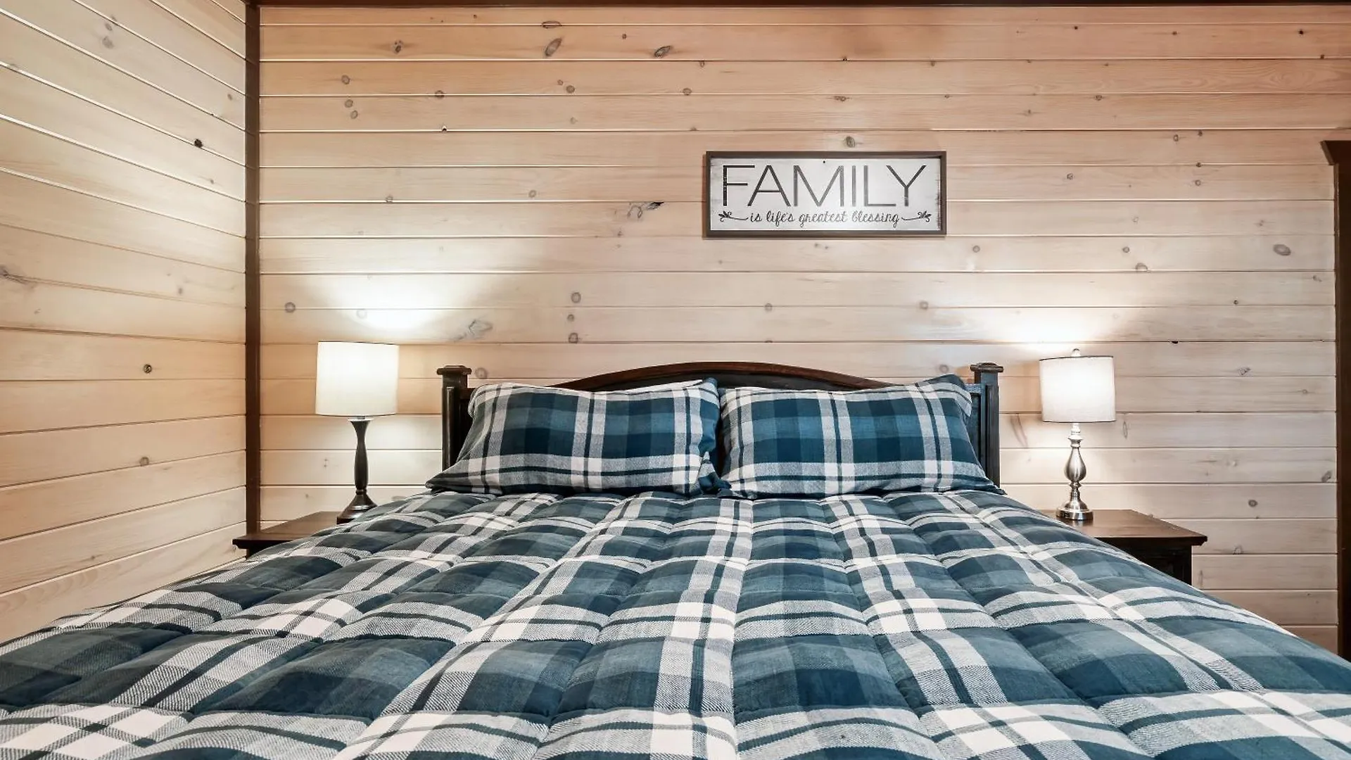 Luxury 3-br Minutes From Parkway With Game And Hot Tub Holiday home *