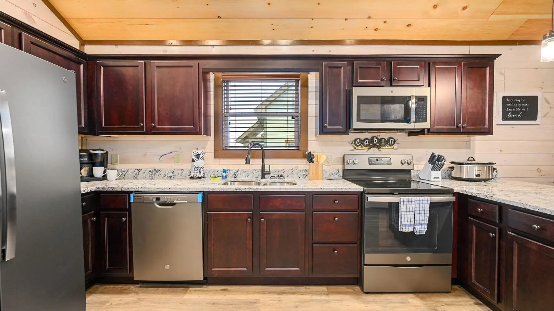Luxury 3-br Minutes From Parkway With Game And Hot Tub Pigeon Forge
