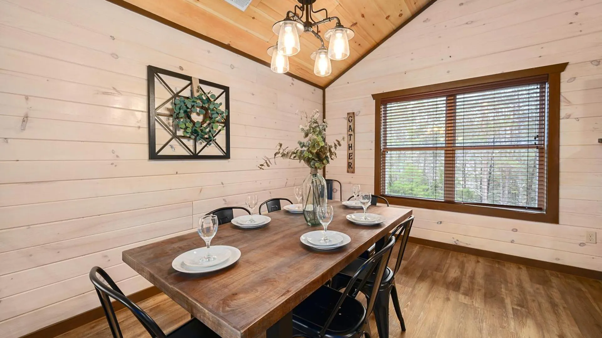 Luxury 3-br Minutes From Parkway With Game And Hot Tub