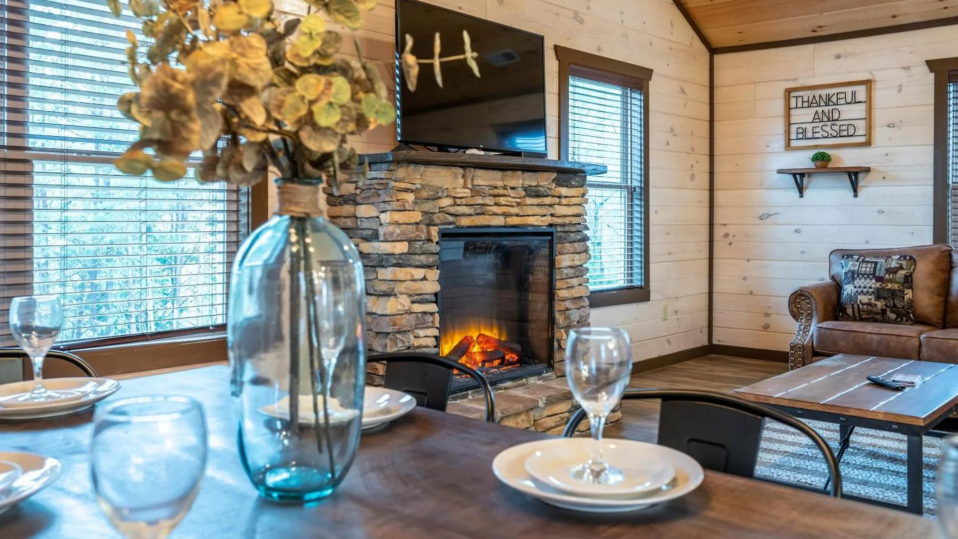 Luxury 3-br Minutes From Parkway With Game And Hot Tub Holiday home Pigeon Forge