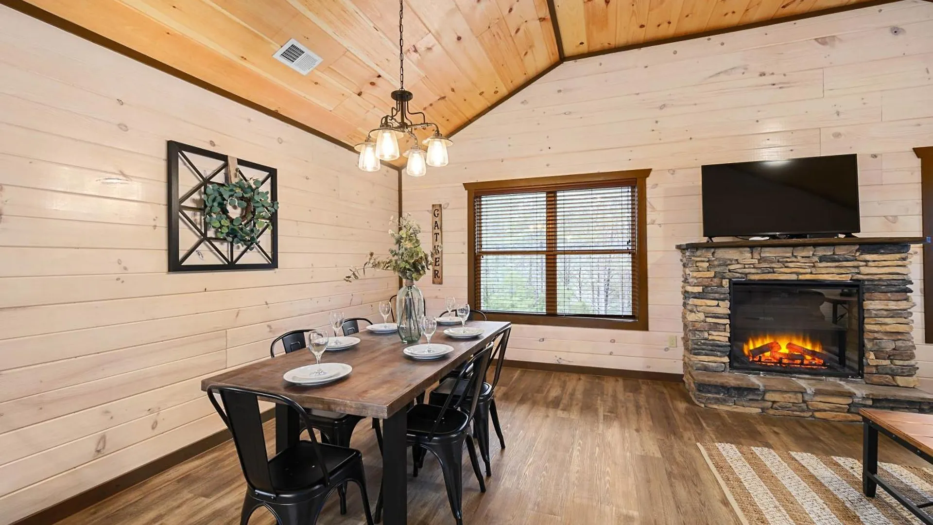 Luxury 3-br Minutes From Parkway With Game And Hot Tub Holiday home *
