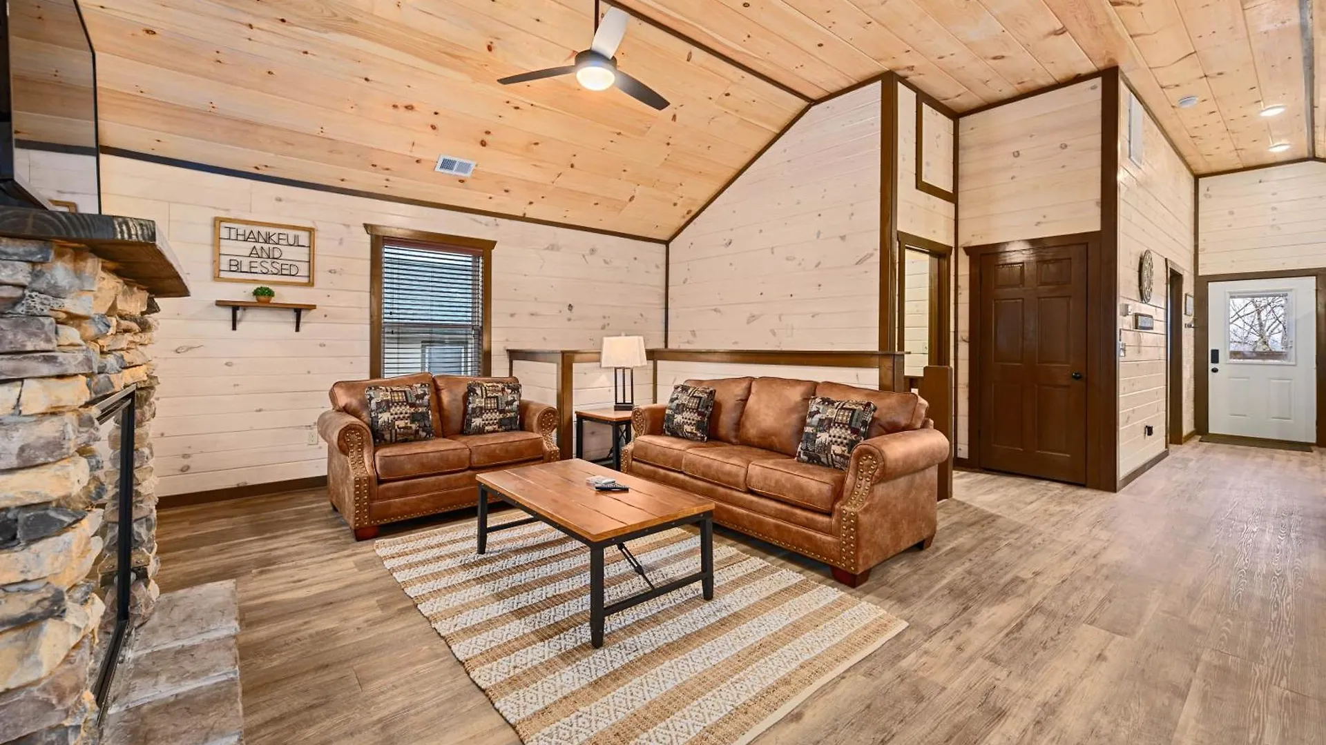 Luxury 3-br Minutes From Parkway With Game And Hot Tub Pigeon Forge