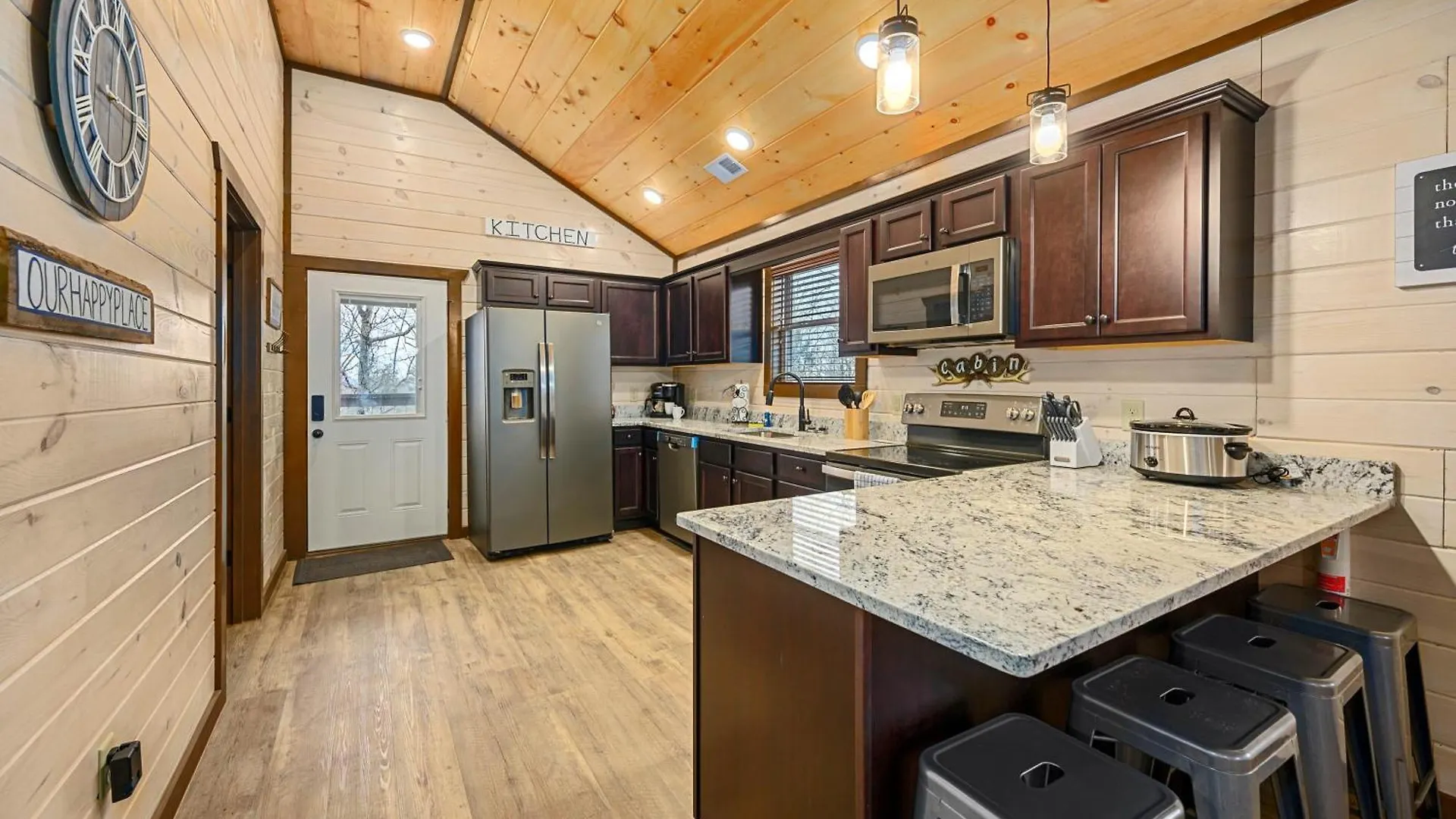 Luxury 3-br Minutes From Parkway With Game And Hot Tub Holiday home *