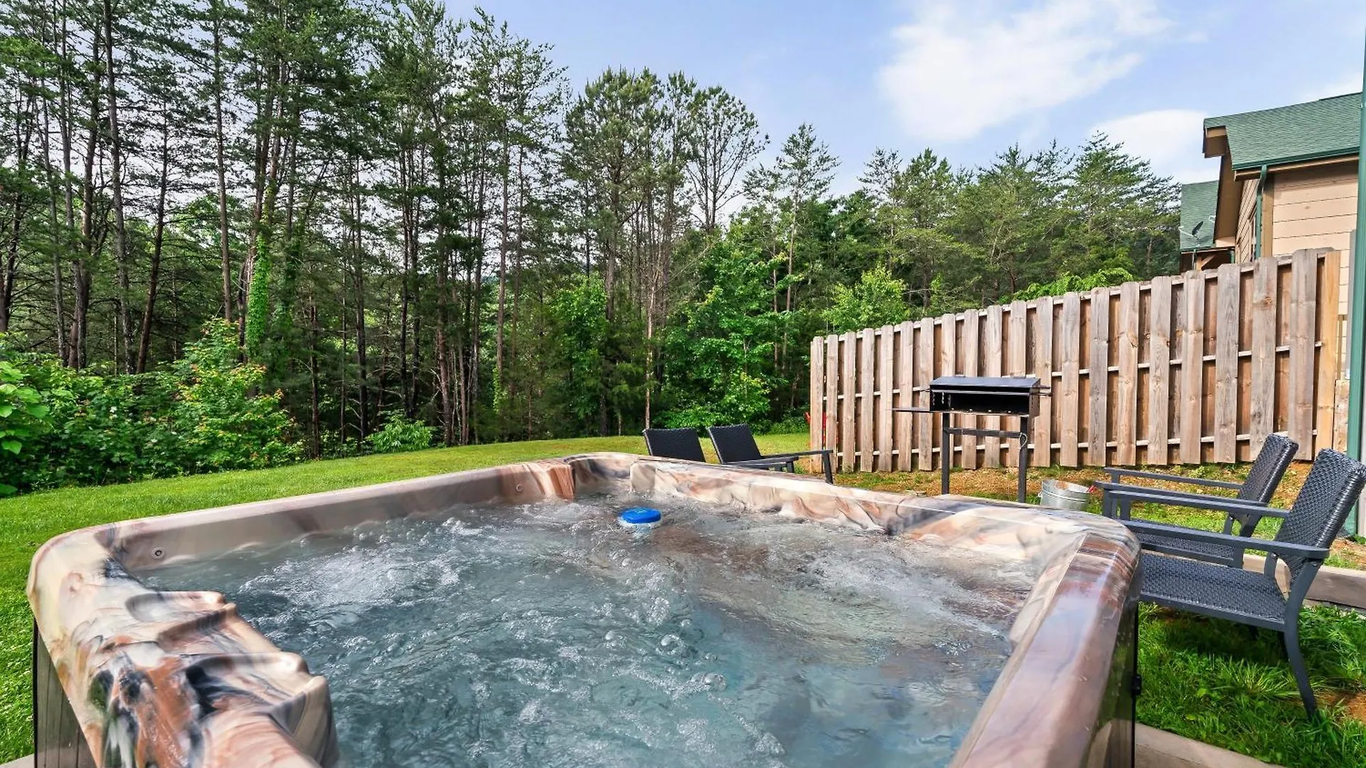 Luxury 3-br Minutes From Parkway With Game And Hot Tub Holiday home