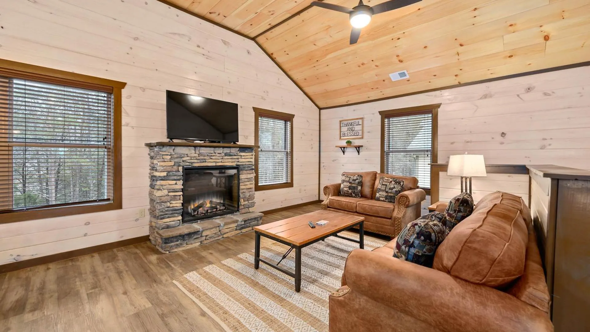 Holiday home Luxury 3-br Minutes From Parkway With Game And Hot Tub