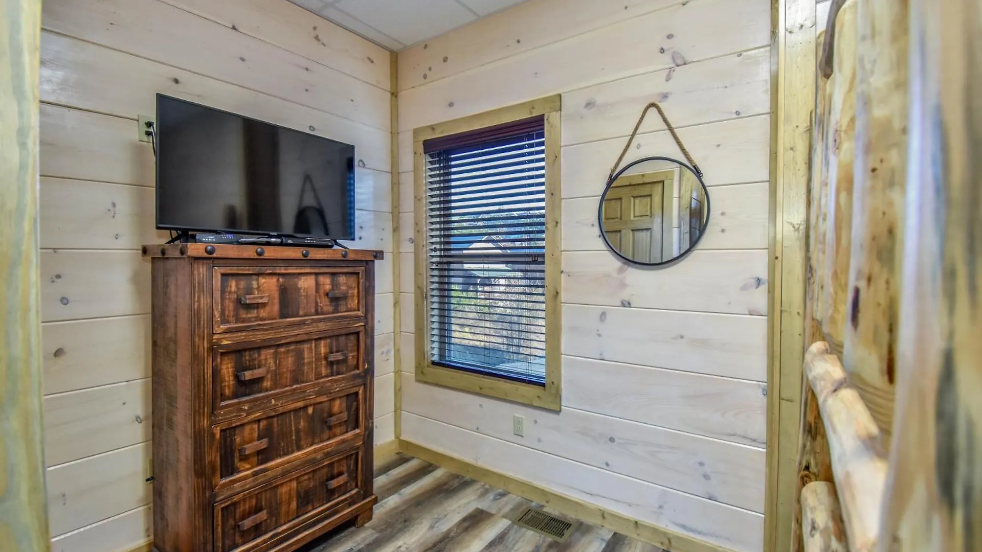 Luxury 4-br Near Parkway And Dollywood With Game And Hot Tub Holiday home