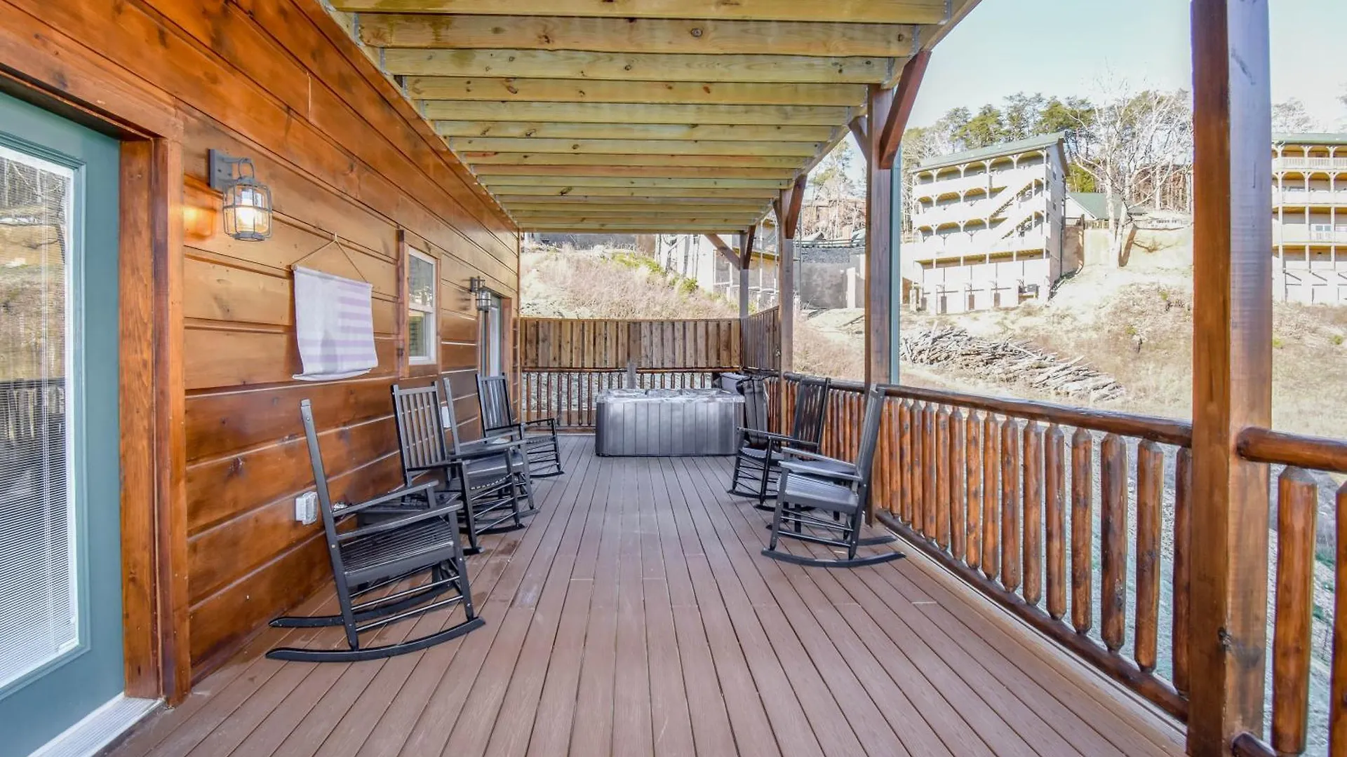 Luxury 4-br Near Parkway And Dollywood With Game And Hot Tub Holiday home *