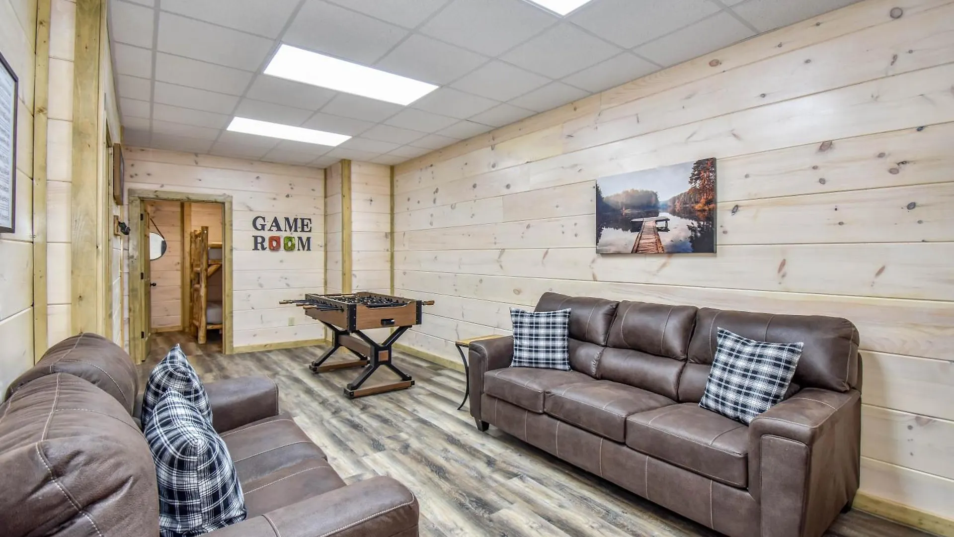 Luxury 4-br Near Parkway And Dollywood With Game And Hot Tub *