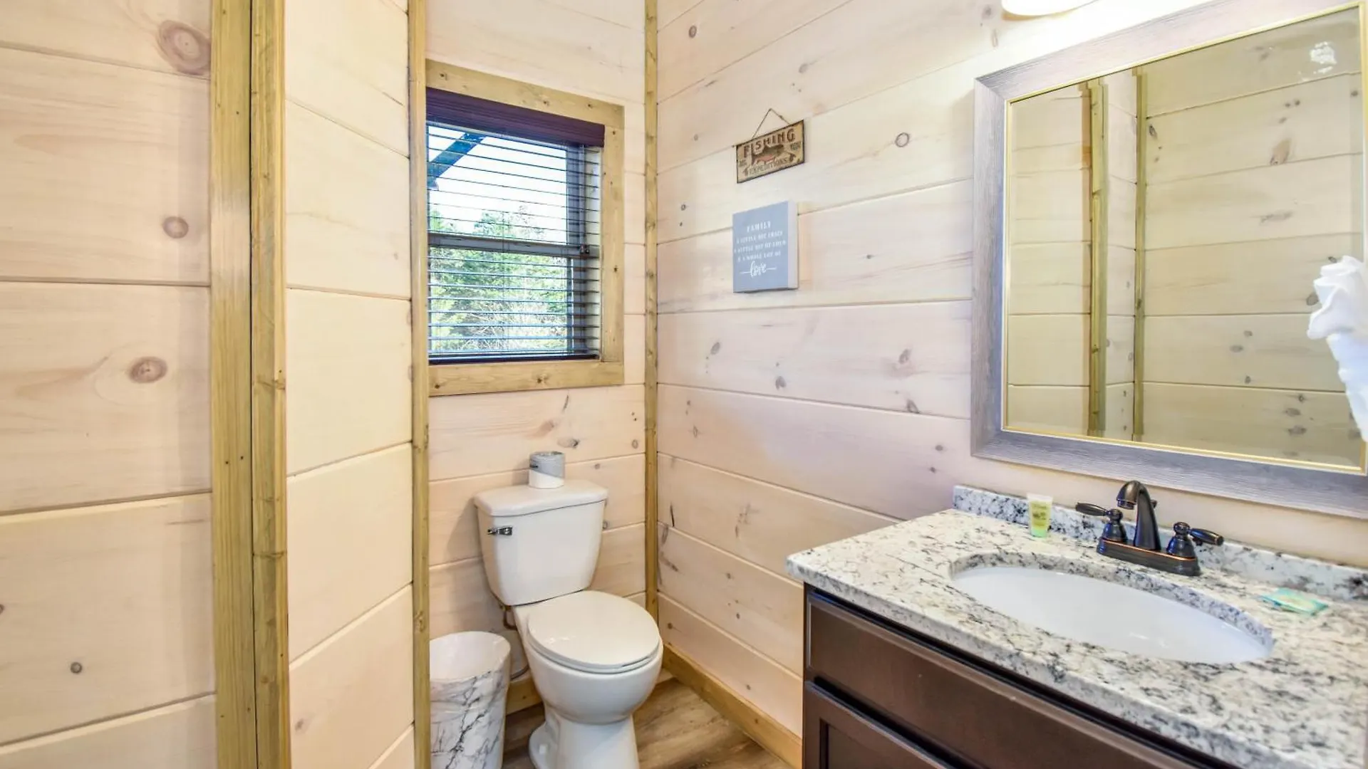Holiday home Luxury 4-br Near Parkway And Dollywood With Game And Hot Tub *