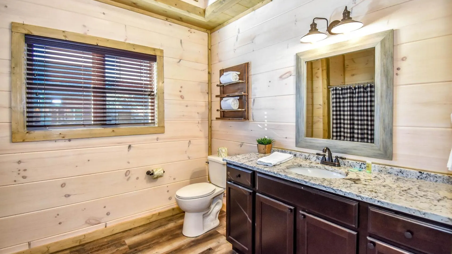 Luxury 4-br Near Parkway And Dollywood With Game And Hot Tub Holiday home *