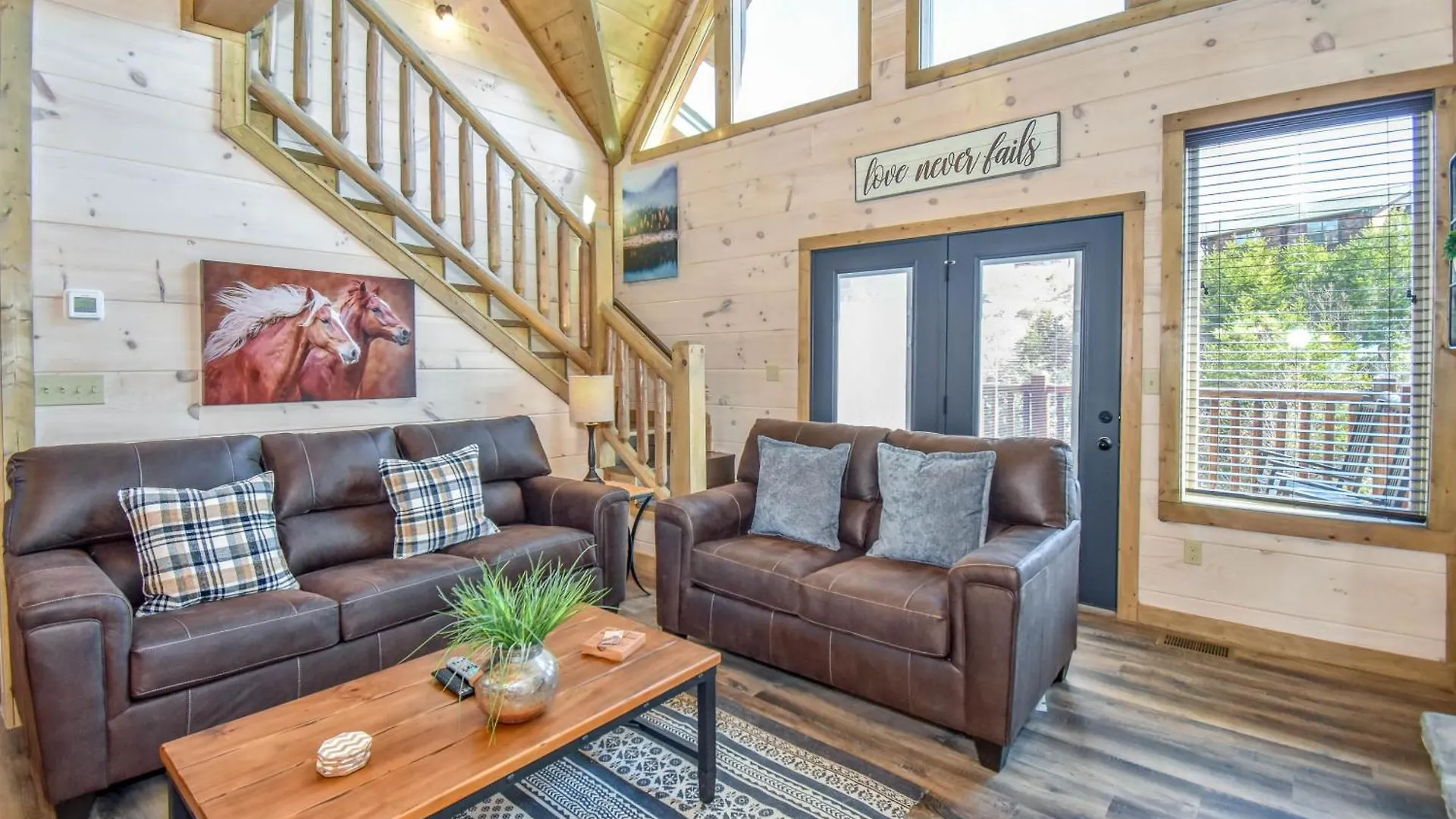 Luxury 4-br Near Parkway And Dollywood With Game And Hot Tub Holiday home Pigeon Forge