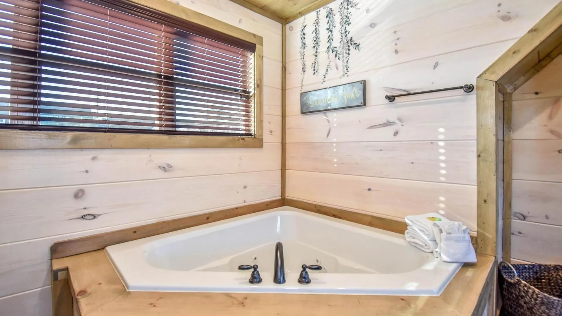 Luxury 4-br Near Parkway And Dollywood With Game And Hot Tub Holiday home Pigeon Forge