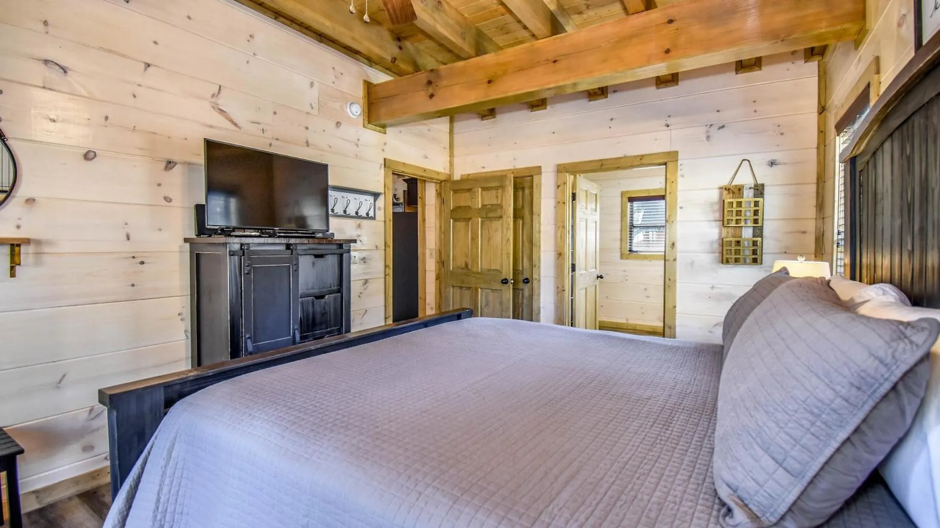 Luxury 4-br Near Parkway And Dollywood With Game And Hot Tub *