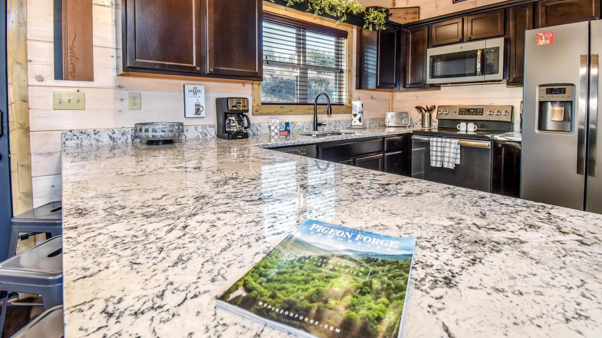 Luxury 4-br Near Parkway And Dollywood With Game And Hot Tub