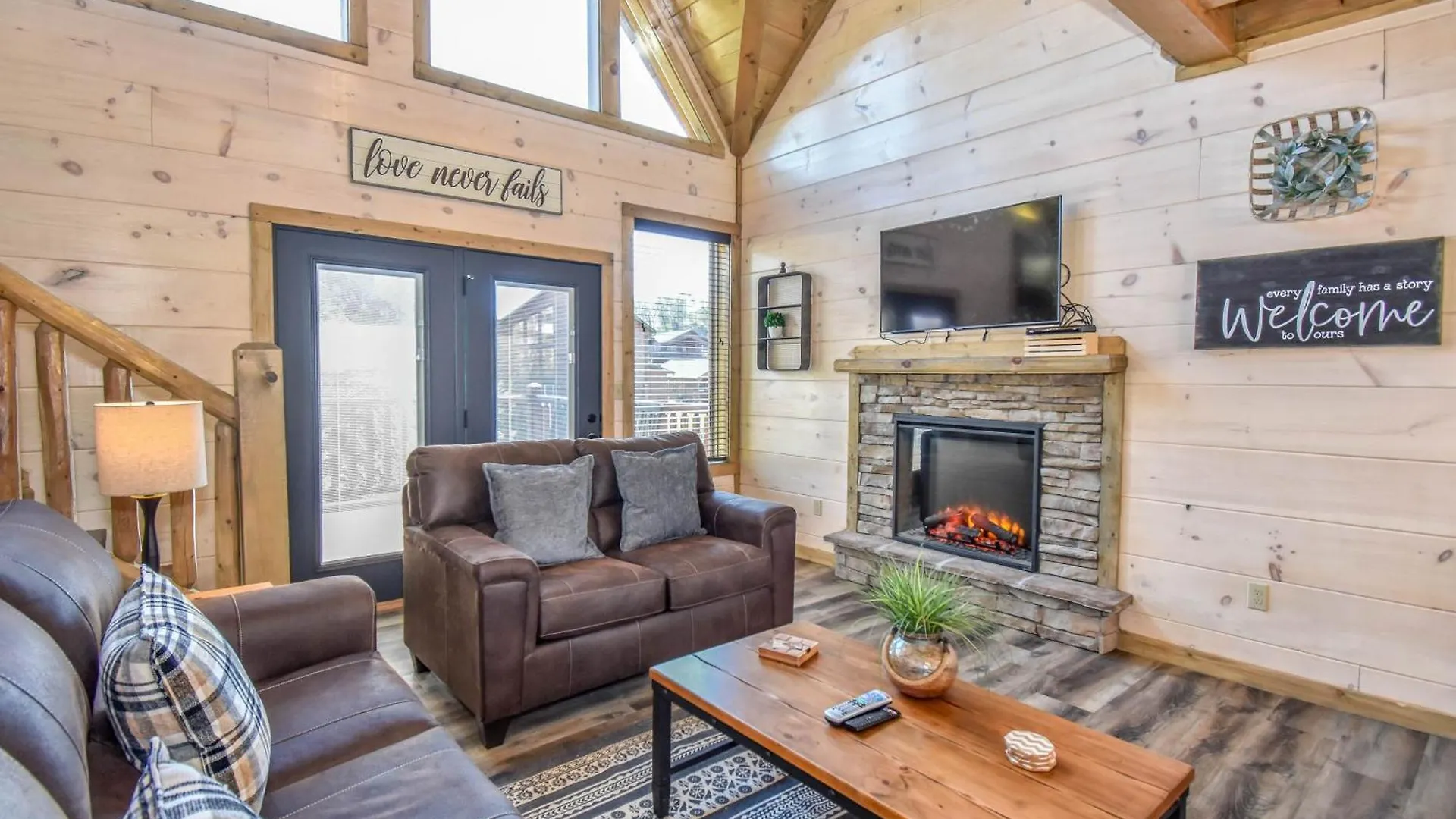 Luxury 4-br Near Parkway And Dollywood With Game And Hot Tub Holiday home *