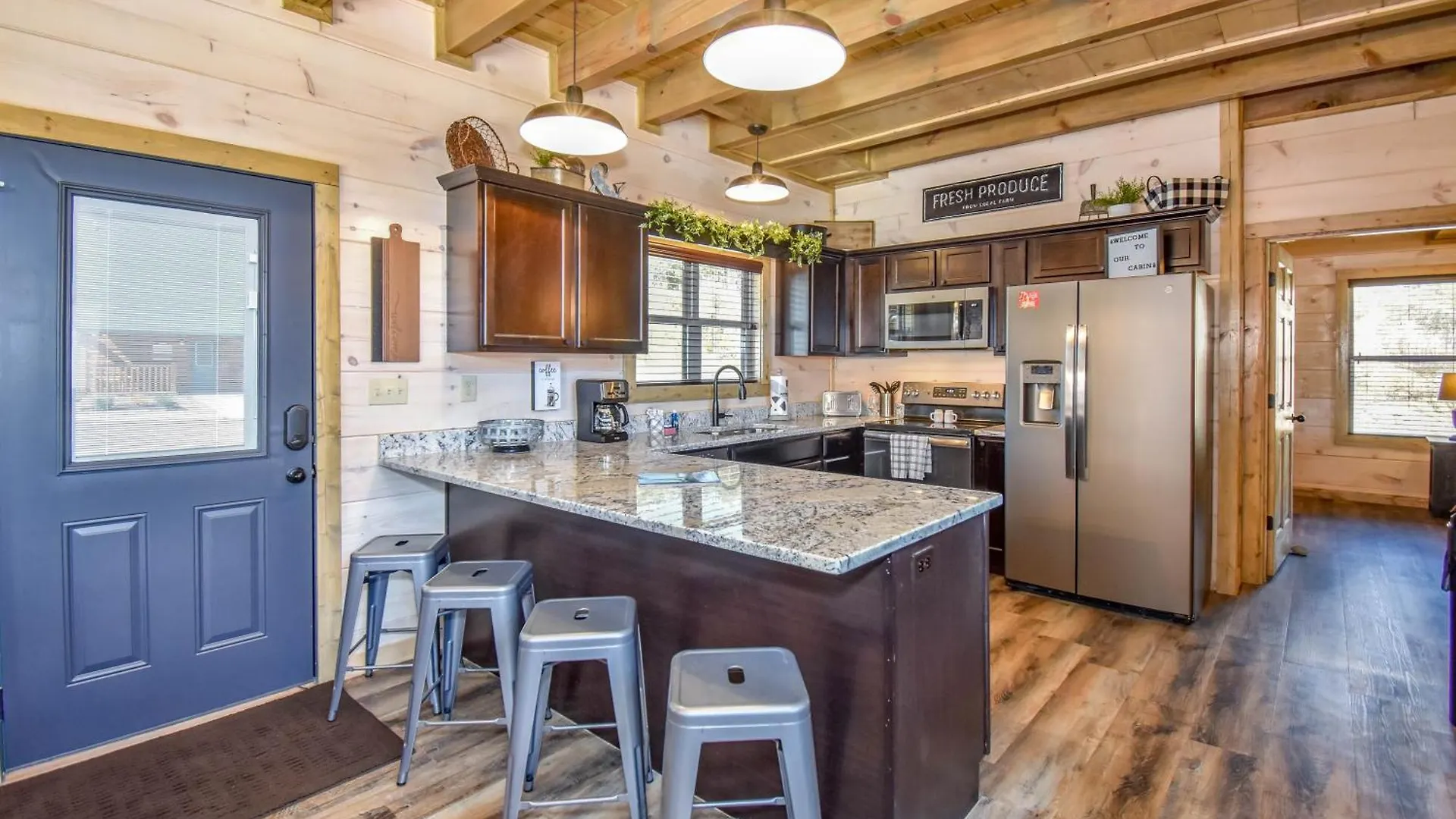 Luxury 4-br Near Parkway And Dollywood With Game And Hot Tub