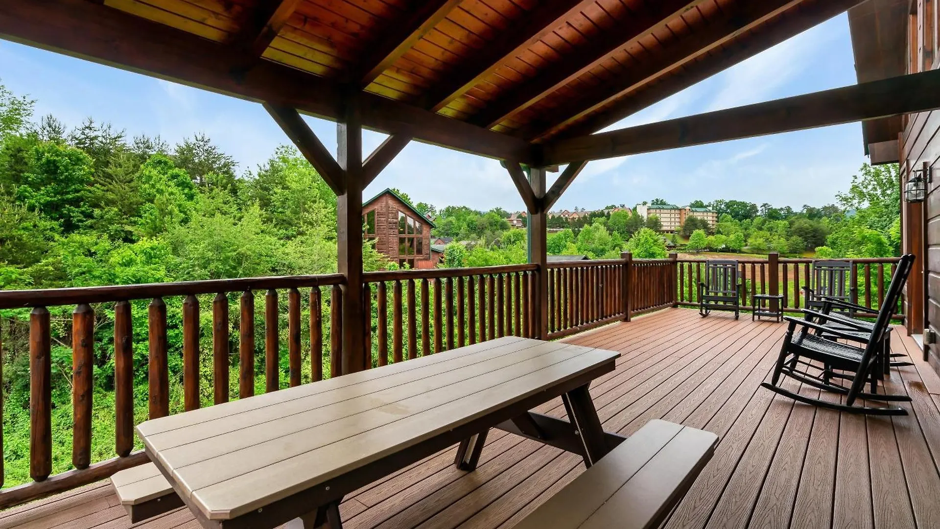 Luxury 4-br Near Parkway And Dollywood With Game And Hot Tub Holiday home Pigeon Forge