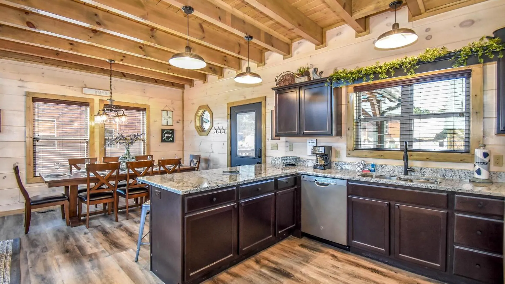 Holiday home Luxury 4-br Near Parkway And Dollywood With Game And Hot Tub *