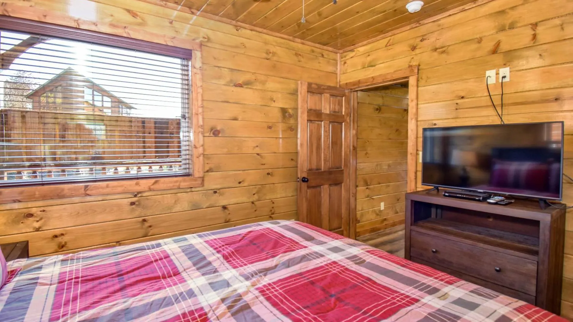Luxury 5-br Near Parkway And Dollywood With Game And Hot Tub Pigeon Forge