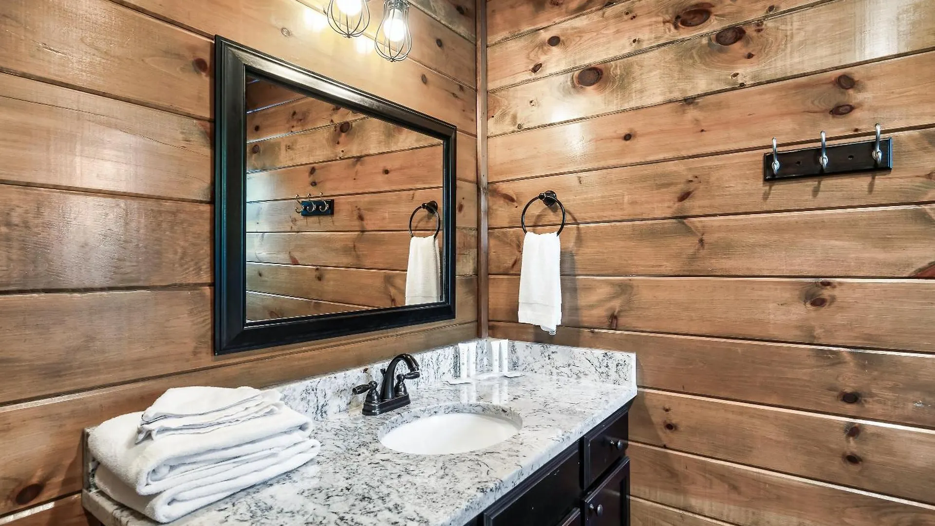 Luxury 5-br Near Parkway And Dollywood With Game And Hot Tub *