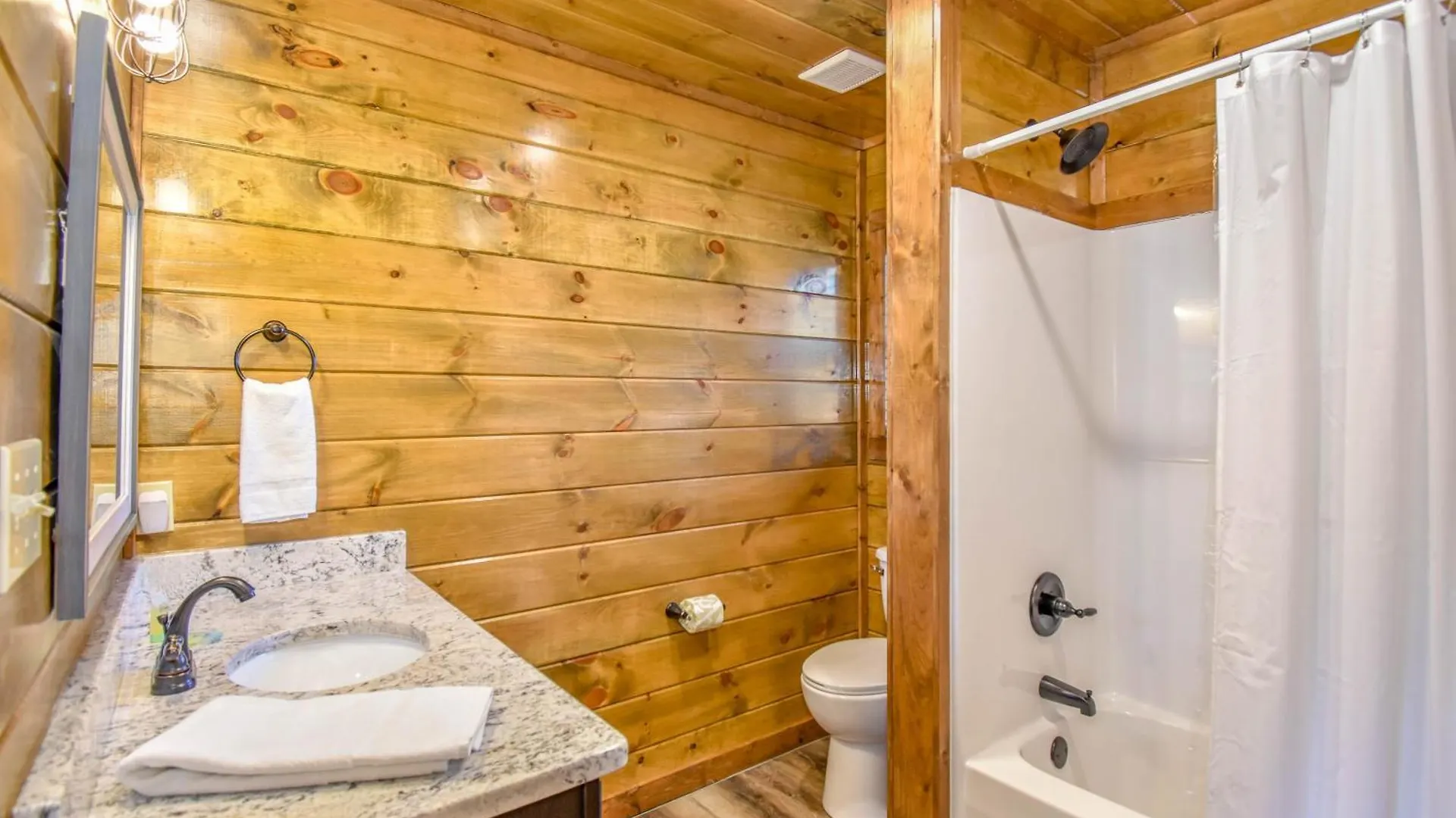 Luxury 5-br Near Parkway And Dollywood With Game And Hot Tub Holiday home *