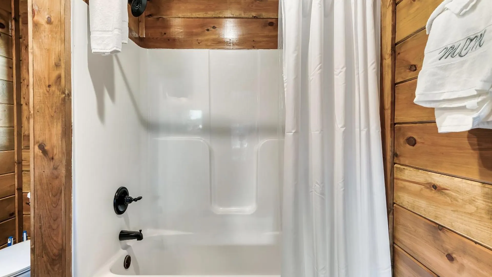 Luxury 5-br Near Parkway And Dollywood With Game And Hot Tub *