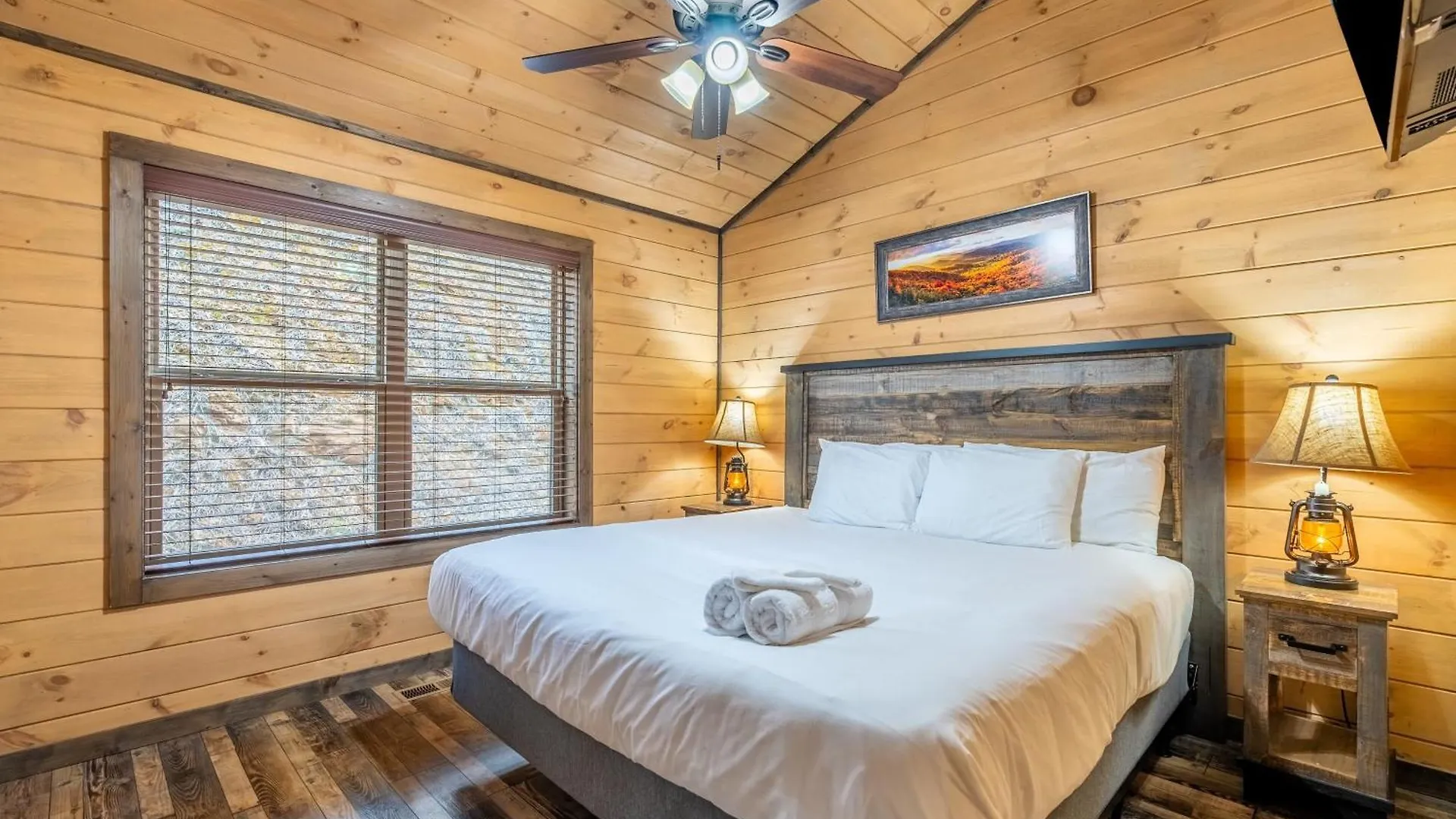 The Wacky Woodpecker By Avantstay Game Private Hot Tub Pool Access Holiday home Pigeon Forge