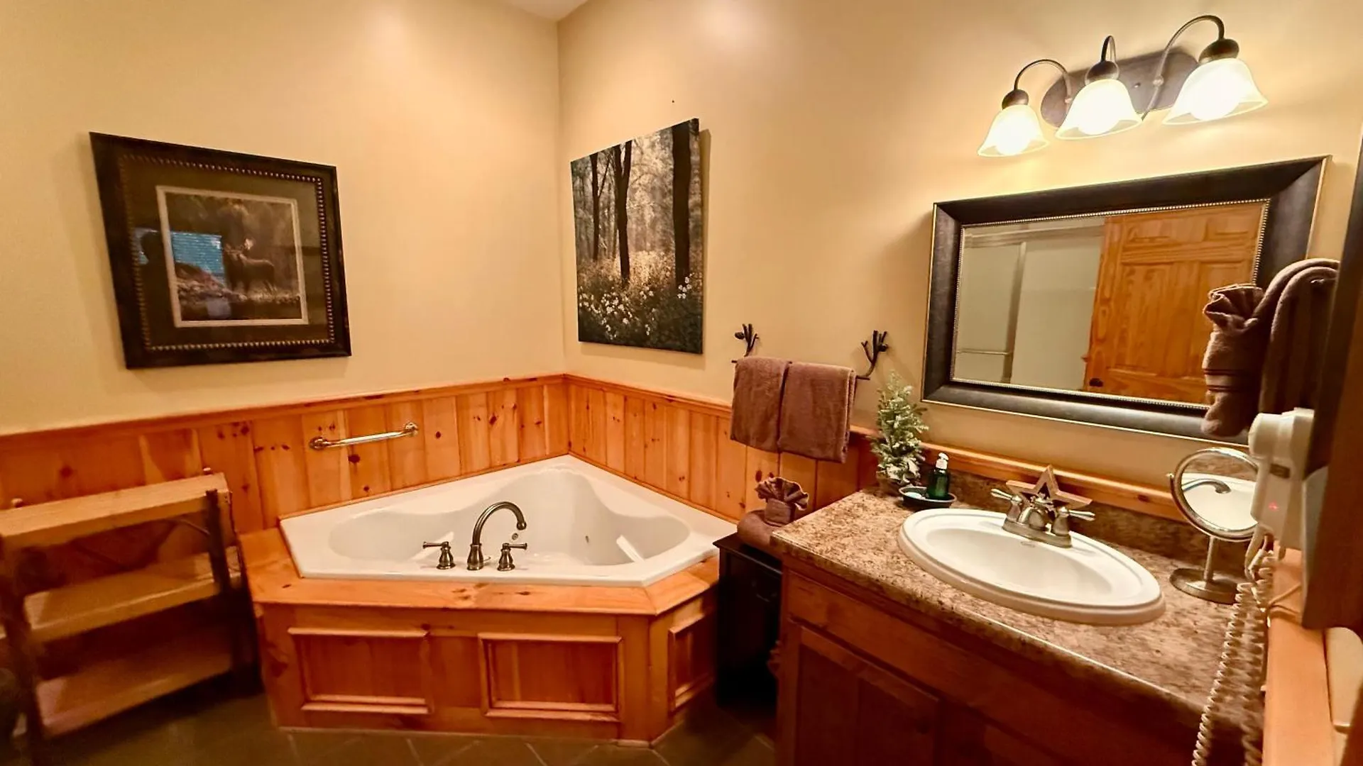 Experience Comfort And Tranquility At Mooseberry Just Minutes From Attractions * Pigeon Forge