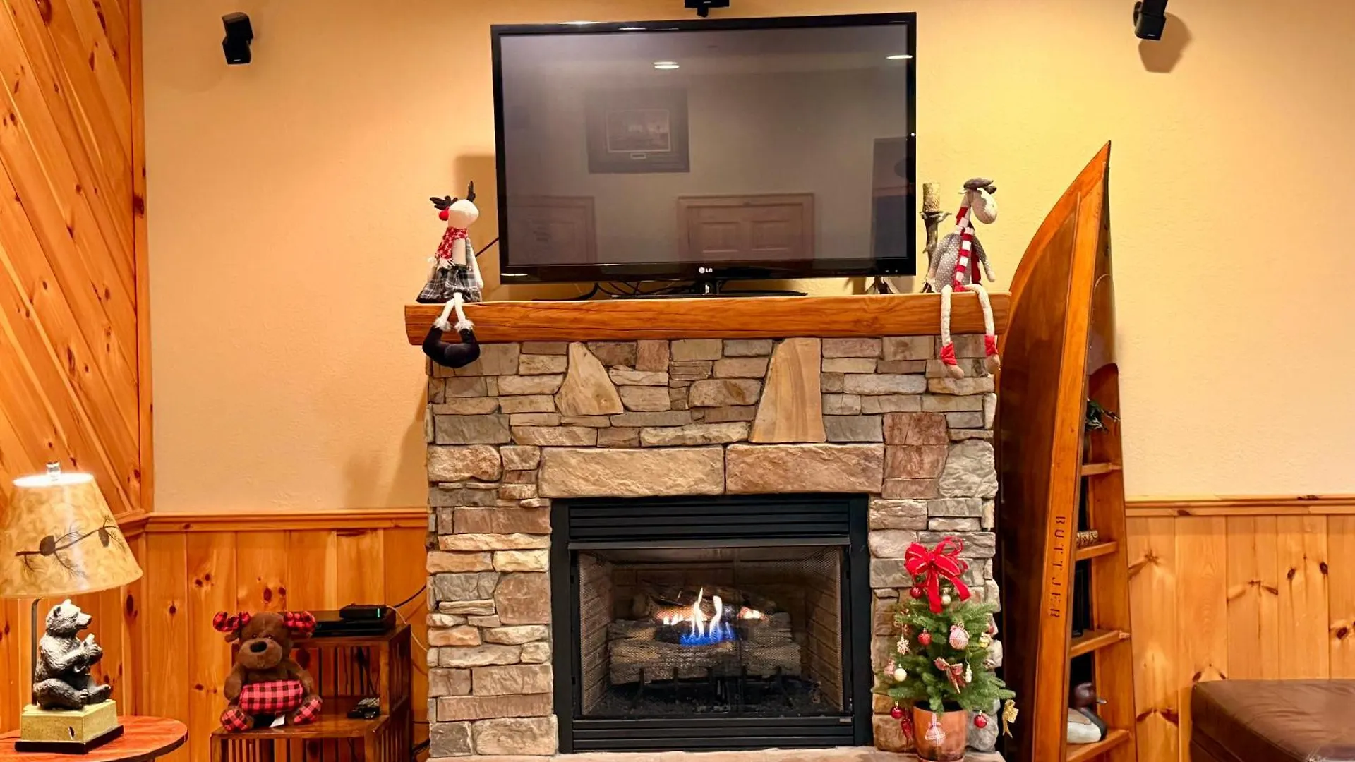 Experience Comfort And Tranquility At Mooseberry Just Minutes From Attractions