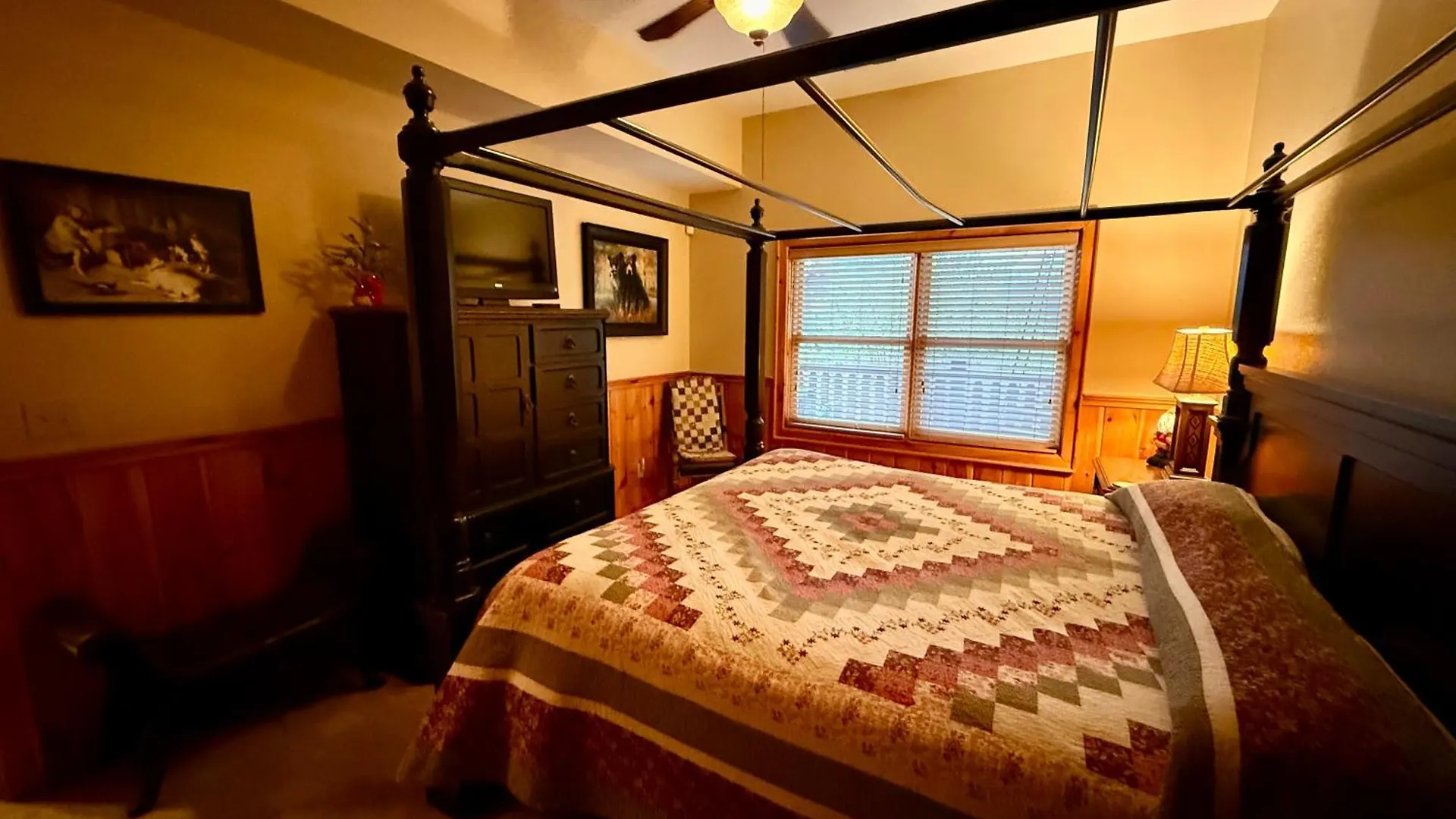 Experience Comfort And Tranquility At Mooseberry Just Minutes From Attractions *
