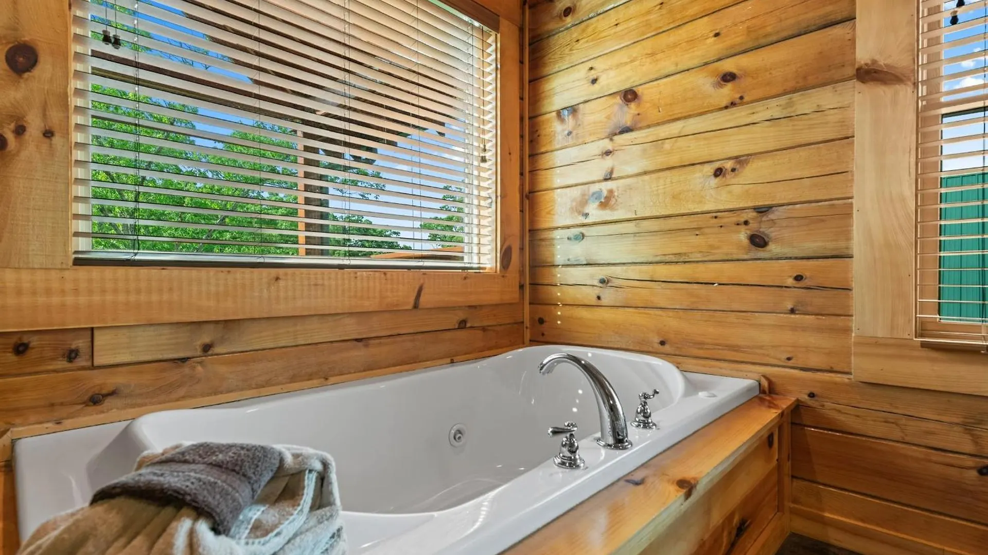 Blackberry Splash Pool Pigeon Forge