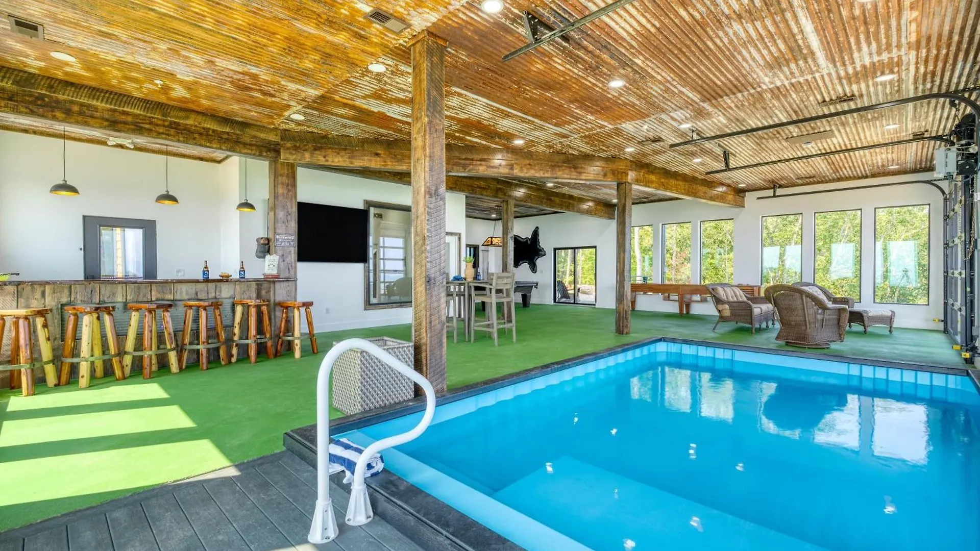 Bear Rug Luxe Pool Views Game * Pigeon Forge
