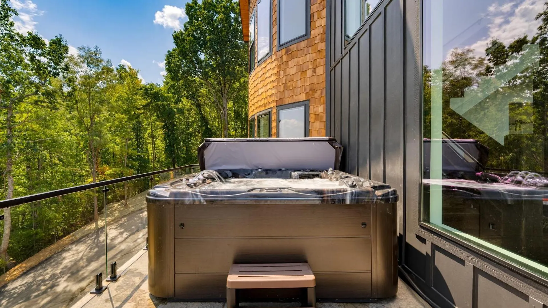 Bear Rug Luxe Pool Views Game * Pigeon Forge