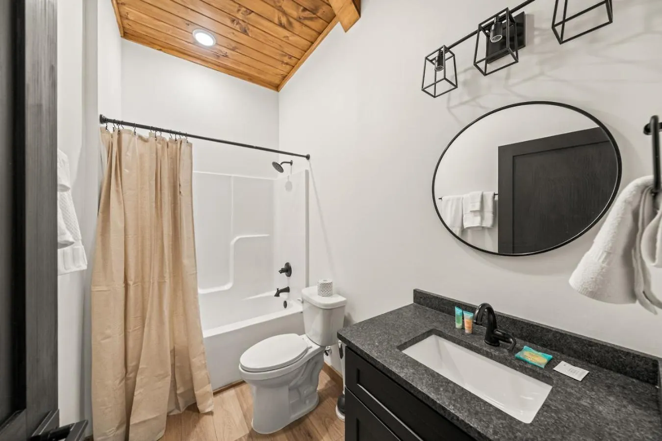 Holiday home Parkway Pool Oasis Private Pool, Hot Tub, Game Room, Deck *