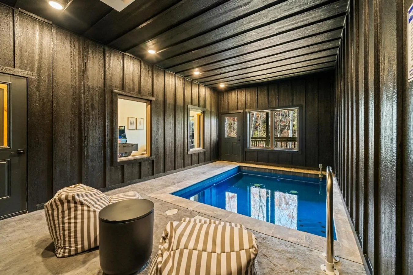 Parkway Pool Oasis Private Pool, Hot Tub, Game Room, Deck