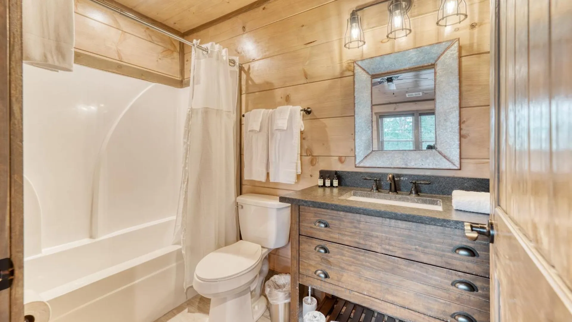Wanderer By Avantstay Sleeps 26 A Custom Smokies